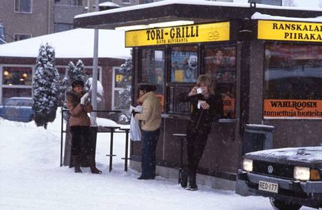 Tori-grillin asiakkaita Kouvolan kauppahallin edustalla arviolta 1970-luvun lopulla.