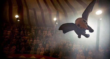 Dumbo lentää taas. Näytellyn uusintaversion vuoden 1941 animaatio-elokuvasta ohjasi tumman fantasian  mestari Tim Burton.