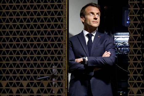 Ranskan presidentti Emmanuel Macron oli tiistaina valtiovierailulla Hollannissa ja piti puheen Nexus-ajatushautomon tilaisuudessa. Puheen alku viivästyi, kun mielenosoittajat keskeyttivät Macronin. Kuvassa Macron odottaa vuoroaan nousta lavalle.