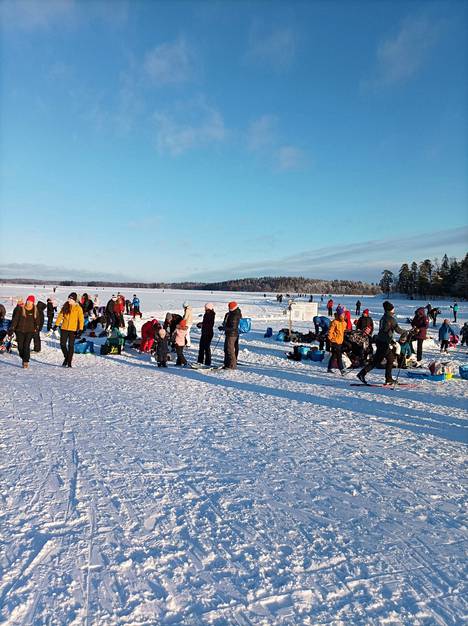 Bodominjärven jäällä liikkui muun muassa luistelijoita, hiihtäjiä ja kävelijöitä loppiaisena.