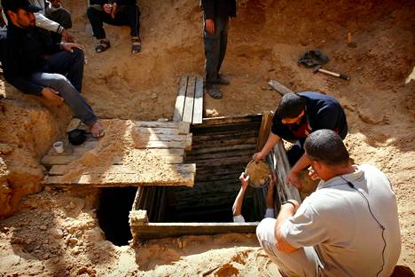 HS was monitoring the renovation works of a collapsed smuggling tunnel on the Gaza-Egypt border in 2009.