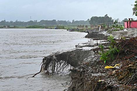 Eroosiota Padmajoen reunoilla Bangladeshissa. Alueella on esiintynyt tulvia ennenkin, mutta asiantuntijoiden mukaan ilmastonmuutos on voimistanut sään ääri-ilmiöiden vakavuutta ja yleisyyttä.