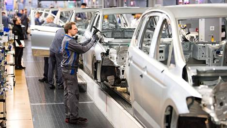 Volkswagenin työntekijät kokosivat nykyisin myynnissä olevia seitsemännen sukupolven Golfeja maaliskuussa Saksan Wolfsburgissa.