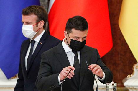 Ukrainan presidentti Volodymyr Zelenskyi (etualalla) ja Ranskan presidentti Emmanuel Macron pitivät tiedotustilaisuuden tapaamisensa jälkeen Kiovassa.