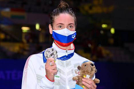 Anastasija Kirpitšnikova vaihtaa Venäjän valkosinipunaiset värit Ranskan sinivalkopunaisiin. Kuvassa Kirpitšnikova poseeraa 800 metrin vapaauinnin EM-hopeamitalin kanssa Budapestissa toukokuussa 2021.