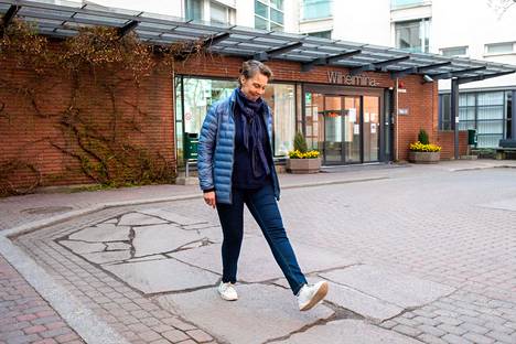 Wilhelmiinan toimitusjohtaja Minna Saranpää mittailee hoivakodin edustalla paikkaa, johon on lähipäivinä määrä asettaa osastoihin pleksillä jaettu kontti vanhusten ja omaisten tapaamisia varten.