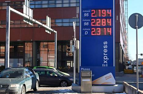 Diesel on talouden vetojuhta. Nyt se maksaa jo bensiiniä enemmän. 