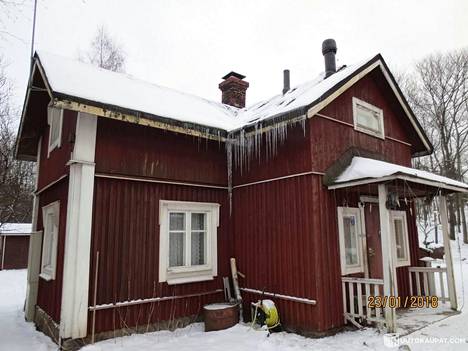 Kukaan ei tiedä, miksi tämä talo on suojeltu – Helsingin valtaväylien  puristuksessa pakkohuutokaupataan 100-vuotiasta mökkiä - Helsinki 