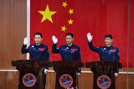 Kiinan kolme taikonauttia, Tang Hongbo (vas.), Nie Haisheng ja Liu Boming ovat Kiinan seuraavan avaruuslennon matkustajat.