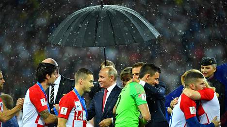 Vain Putin sai heti sateenvarjon, kun rankkasade yllätti MM-finaalin palkintojenjaon – Ranskan ja Kroatian presidentit seisoivat likomärkinä