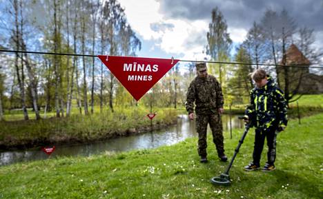 Sotilas opetti Valters Jugansille, 10, miinan paikannusta Alūksnessa Latvian itsenäisyyden palautuspäivänä 4. toukokuuta.