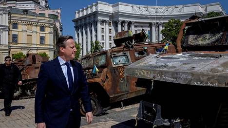 Britannian ulkoministeri David Cameron tutustui Venäjän joukkojen tuhoutuneita ajoneuvoja esitelleeseen katunäyttelyyn Kiovassa perjantaina.