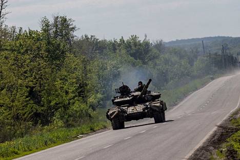 Ukrainan tankki Bahmutin lähellä olevalla tiellä. Venäjä on pyrkinyt katkaisemaan alueella olevia isoja teitä. Kuva otettu 23. toukokuuta.