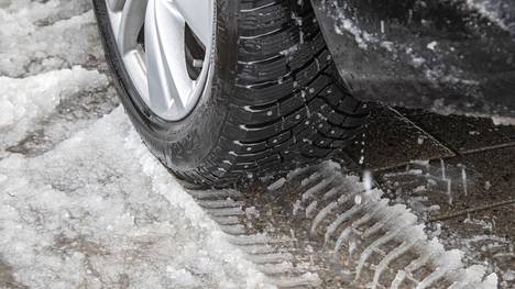 Viikonlopuksi luvattu lumisade voi aiheuttaa autoilijoille pulmia rengasvalinnoissa.