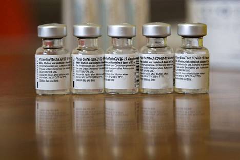 Lääkeyhtiöiden Pfizerin ja Biontechin koronavirusrokotteita rokotekeskuksessa Lontoossa. 