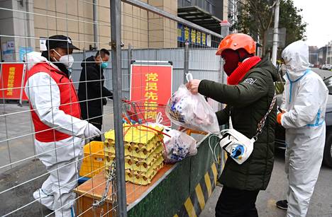 Elintarvikkeita toimitettiin sulkutilaan määrätyssä Xi’anin kaupungissa uudenvuodenaattona.