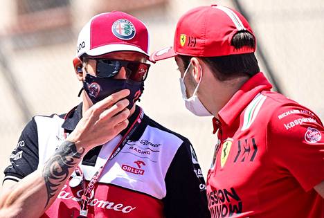 Kimi Räikkönen (vas.) keskusteli ennen kisaa Ferrarin Charles Leclercin kanssa. Leclerc ei päässyt kilpailuun ollenkaan auton vaurioiden takia.