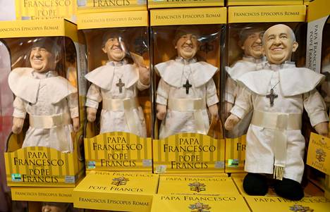 Paavi Franciscus -nukkeja myytiin Dublinissa torstaina.