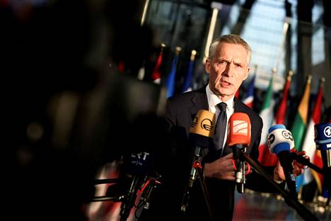 Naton pääsihteeri Jens Stoltenberg puhui medialle saapuessaan Naton puolustusministerien kokoukseen Brysselissä.