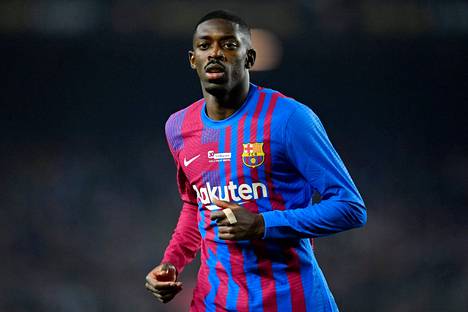Barcelonan ranskalaishyökkääjä Ousmane Dembele juoksi kentälle FC Barcelonan ja Elche CF:n ottelussa Barcelonassa joulukuussa 2021.