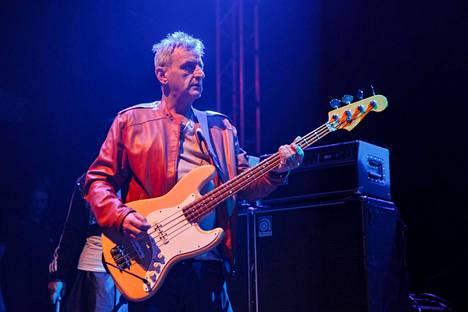 Basisti Paul Ryder konserttilavalla Happy Mondaysin keikalla Leedsissä joulukuussa 2017.