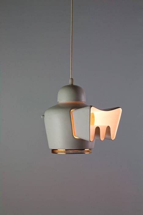 Alvar Aallon Ranskaan suunnittelemaan Maison Carréen suunniteltu valaisin on prototyyppi vuodelta 1958. Hybridivalaisimen ”kylkiosan” valon voi suunnata esimerkiksi taideteokseen.
