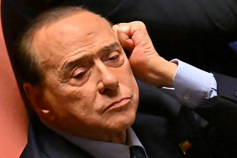 Italian entinen pääministeri, nykyinen senaattori Silvio Berlusconi senaatin istunnossa Roomassa lokakuussa.