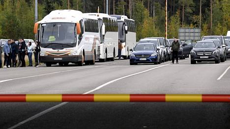 Autoilla ja busseilla Venäjältä Suomen rajalle saapuneet ihmiset odottivat jonoissa Vaalimaalla sunnuntaina.