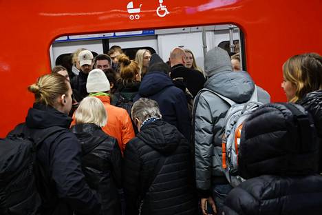 Metro ruuhkautui 15. marraskuuta Rautatieaseman metroasemalla.