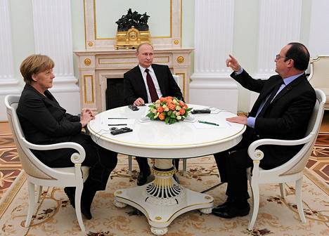 Saksan liittokansleri Angela Merkel, Venäjän presidentti Vladimir Putin ja Ranskan presidentti Francois Hollande neuvottelemassa Moskovassa perjantai-iltana.