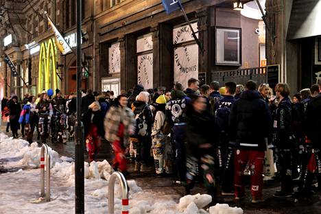 Yökerho Apollon Live Clubin edessä oli jonoa tiistaina kymmeneltä Helsingissä 1. maaliskuuta 2022.