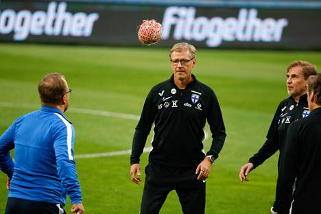 Päävalmentaja Markku Kanerva pallotteli valmennusryhmänsä kanssa sillä välin, kun joukkue verrytteli.