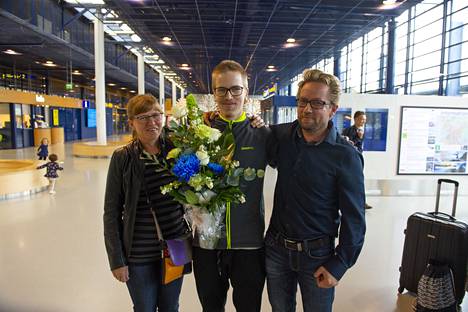 Dota 2 -maailmanmestaruutta vuonna 2018 juhlinut Topias Taavitsainen vanhempiensa Allin ja Eskon kanssa.