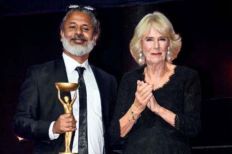 Srilankalainen kirjailija Shehan Karunatilaka ja kuningatarpuoliso Camilla Booker-palkinnon jakotilaisuudessa Lontoossa.