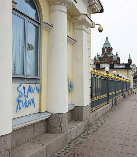 Presidentinlinnan seinään oli kirjoitettu muun muassa ”Slava Russia”.