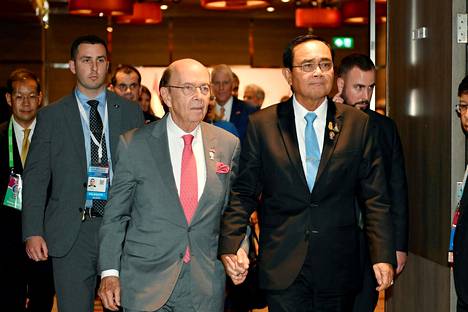 Yhdysvaltojen kauppaministeri Wilbur Ross (kesk.) vieraili Bangkokissa ja tapasi Thaimaan pääministeri Prayuth Chan-ochan sunnuntaina.