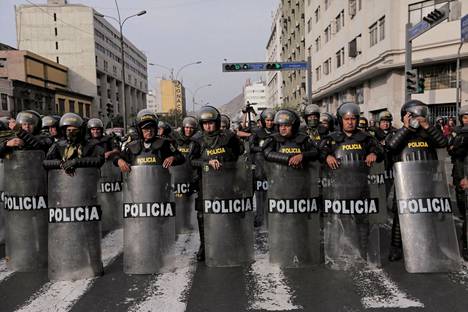 Poliiseja Limassa lauantaina.
