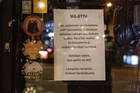 Koronatilanteen vuoksi suljetun ravintolan ovessa oli tiedote Helsingin Kalliossa maaliskuun lopussa viime vuossa.