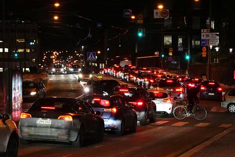 Traffic going towards the city center at the intersection of Sturenkatu and Elimäenkatu.