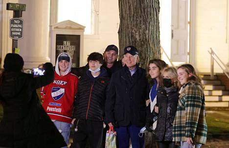 Yhdysvaltain presidentin Joe Bidenin (keskellä) pojantytär Maisy Biden edusti perjantaina jääkiekon Liigaa pelaavan HIFK:n pelipaidassa.