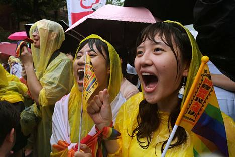 Lain kannattajia kokoontui Taiwanin parlamentin edustalle perjantaina.