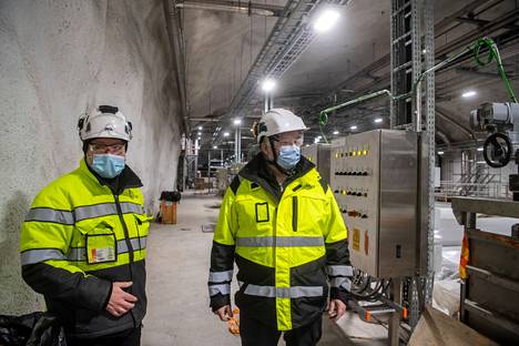 Helsingin seudun ympäristöpalveluiden (HSY) projektijohtaja Kari Reinikainen ja toimitusjohtaja Tommi Fred silmäilevät Blominmäen puhdistamon työmaata. Runsaan kuuden vuoden rakennusurakka on valmistumassa ensi kesänä.