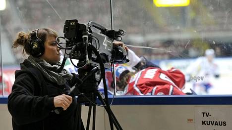 Jääkiekon SM-liigan otteluiden televisiointioikeudet olleet liigalle merkittävä tulonlähde. Televisiokuvaaja taltioimassa HIFK-Lukko-ottelua Helsingin jäähallissa 2011.