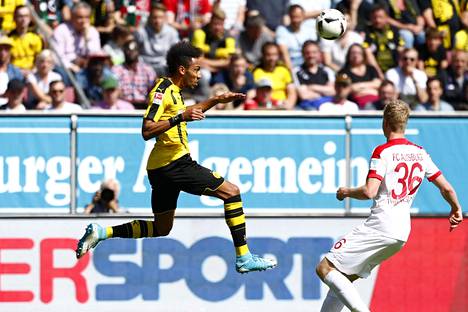 Borussia Dortmundin hyökkääjä Pierre-Emerick Aubameyang (vas.) vauhdissa Bundesliigan ottelussa toukokuussa 2017.