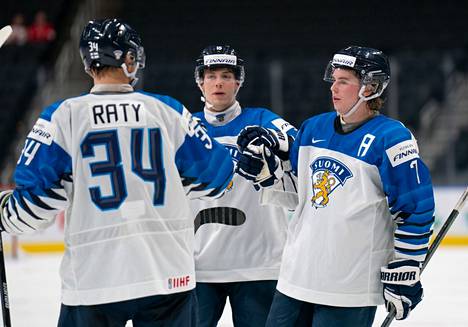 Aatu Räty, Petteri Nurmi ja Topi Niemelä juhlivat maalia tyhjässä hallissa Edmontonissa.