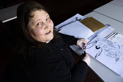 Ulla Kosonen sanoo sarjakuvien tekemisen vaativan miettimistä. Työ on käden ja silmän yhteistyötä.