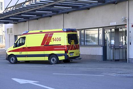 Väkivallan uhkaa ja henkistä väkivaltaa joudutaan Husissa selvittelemään lähes päivittäin. Kuvan ambulanssi on Haartmanin sairaalan yhteispäivystyksen luona.
