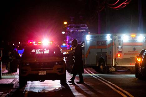 Mies epäillyn puukotuksen tapahtumapaikan lähettyvillä Monseyssa New Yorkin osavaltiossa 29. joulukuuta. Tapahtumapaikalla oli useita ambulansseja.
