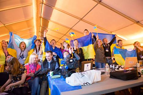 Vuoden 2014 Euroviisut Tanskassa käytiin poliittisesti kuumentuneessa tilanteessa, kun Venäjä oli miehittänyt Krimin aiemmin keväällä. Ukrainalaiset kannattivat edustajaansa raivokkaasti lehdistökeskuksessa.