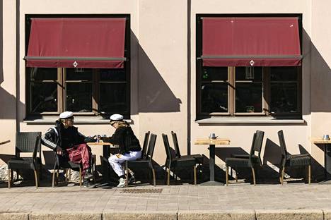 Vappupäivää vietettiin Helsingissä koleassa mutta aurinkoisessa säässä. Kaksikko istui terassilla Elielinaukiolla.